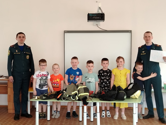 Пожарные в гостях у ребят.